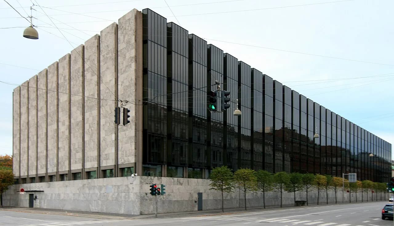 Danmarks Nationalbank på Havnegade 5 i København. Bygningen er opført i perioden 1965-1971 og er tegnet af Arne Jacobsen samt Dissing + Weitling A/S.