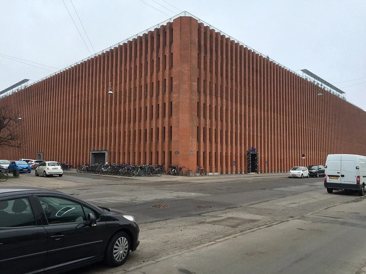 Bygningen Danmarks Statistik i København ses udefra. Fotoet viser institutionens facade og placering i byen.