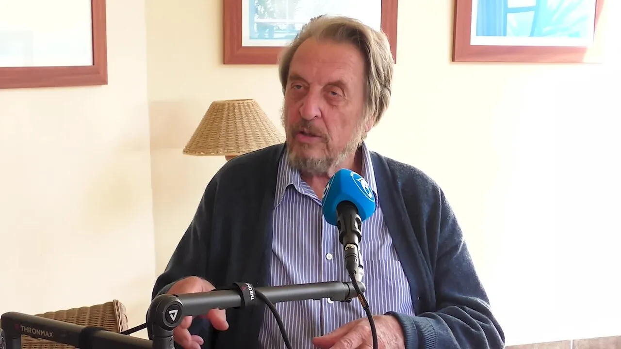 Errol Musk optræder i et interview/klip fra podcasten “Anything Goes with James English”. Billedet er et stillbillede fra videoen.