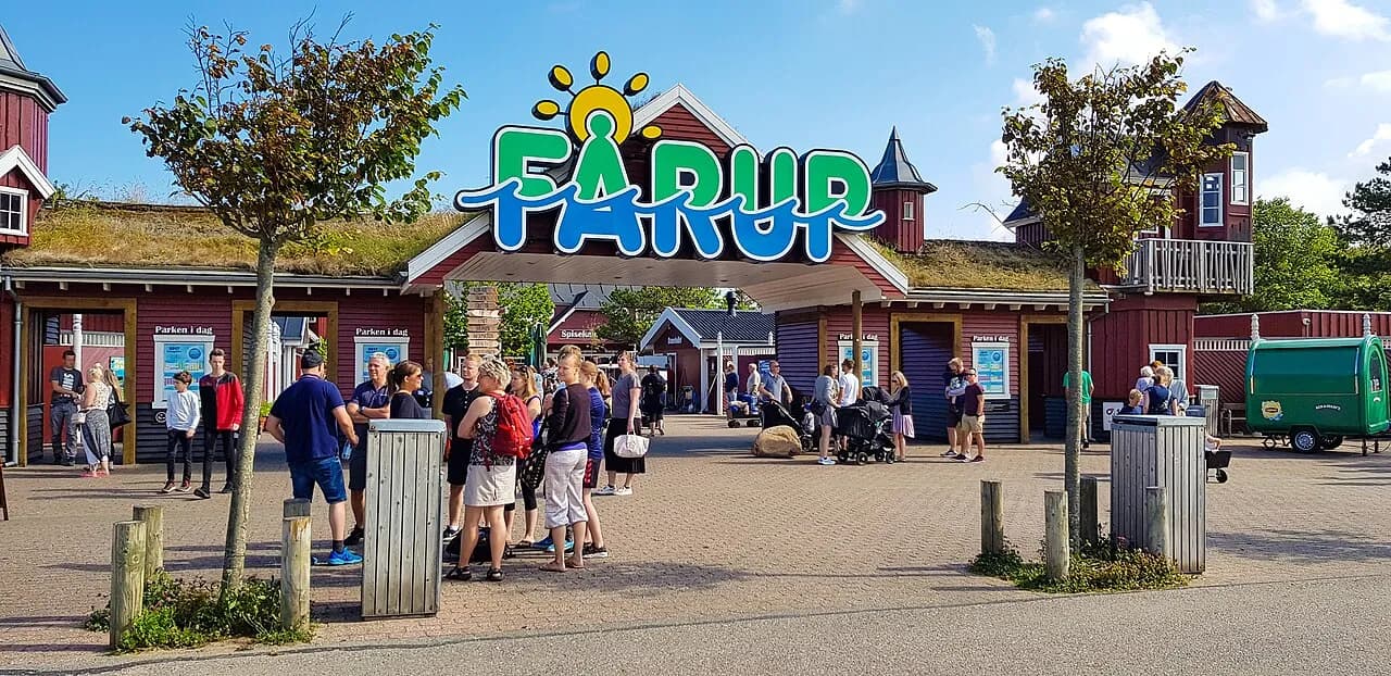 Indgangen til Fårup Sommerland med tydelige skilte og ankomstområde. Et stemningsbillede fra forlystelsesparken.
