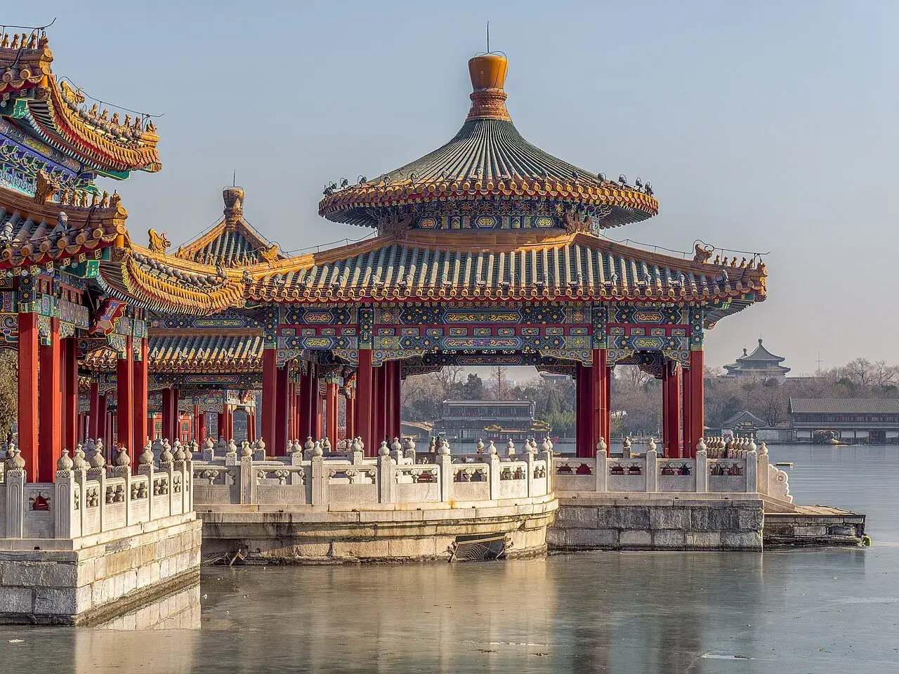 Fem Dragon Pavilions i Beihai Park i Beijing. Billedet viser de karakteristiske pavilloner i et historisk parkområde.