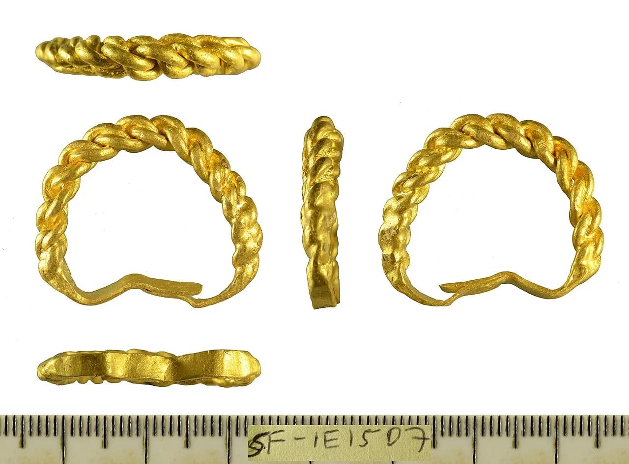 Ringen er fremstillet af to tykke guldtråde, som er flettet til båndet og derefter banket sammen ved nederkanten. Den dateres til ca. 900-1100 og er et sjældent eksempel på denne type vikingetids-/sen saksiske smykke.