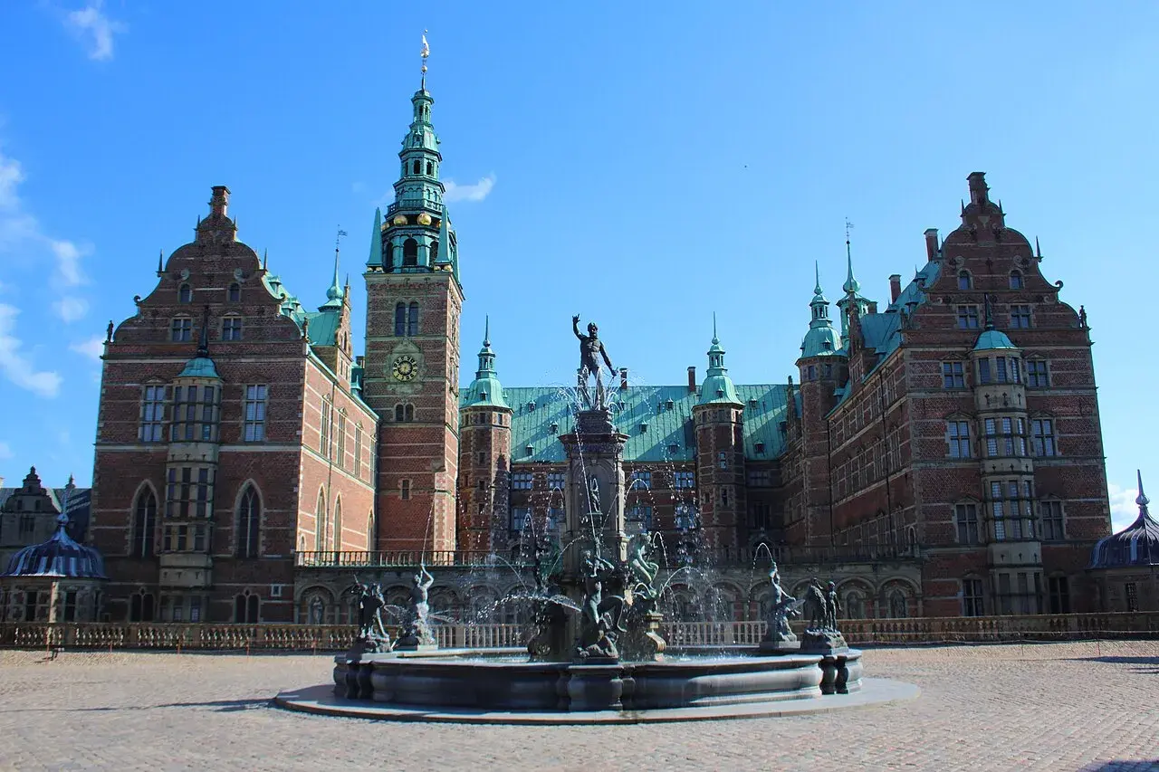 Et billede fra Hillerød. Motivet viser byens omgivelser i et bredt udsnit.
