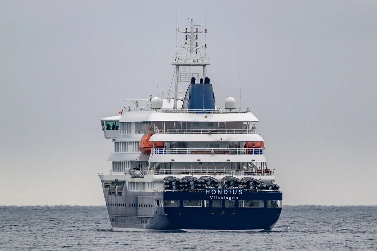 Skibsfoto af fartøjet “Hondius” med IMO 9818709. Billedet viser skibet i havnemiljø.