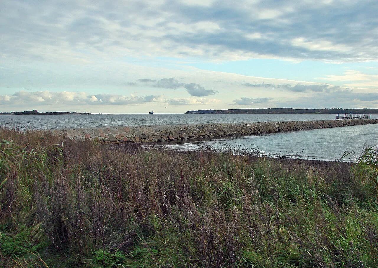 Udsigt over Horsens Fjord fra Alrø mod øst. Hjarnø ses til venstre, mens Snaptun og Hundehage ligger til højre.