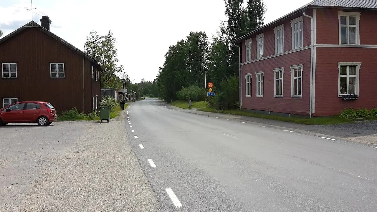 Huvudgatan gennem Nyåker med vej 353 i forgrunden. Billedet viser byens gadebillede og omgivelser.