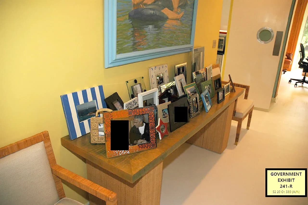 Indvendigt foto fra Jeffrey Epsteins Palm Beach-hjem under en politiransagning. Billedet viser spor og materiale fra sagen.