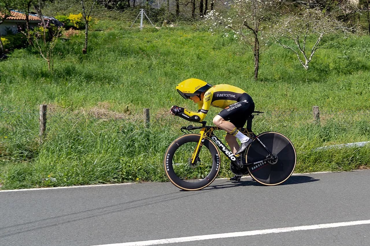Jonas Vingegaard ses under en enkeltstart i Itzulia Basque Country. Billedet fanger hans fokus og fart i løbets første etape.