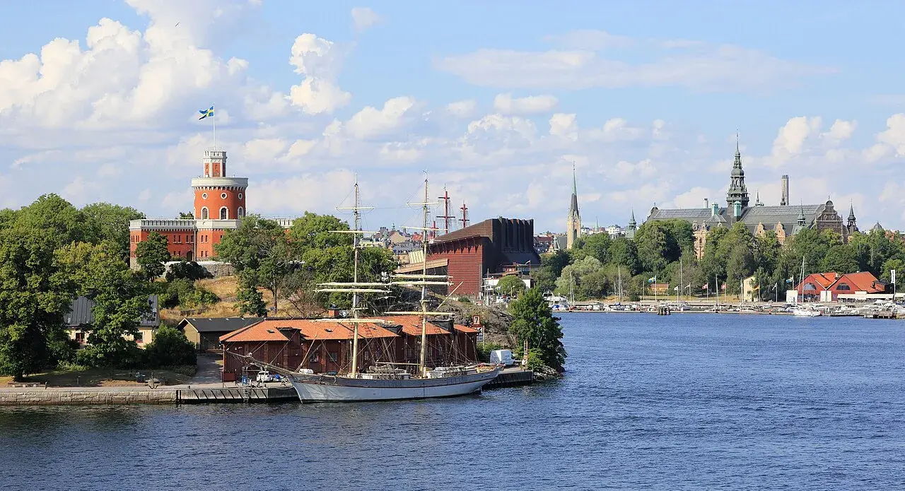 Udsigt over Kastellet samt Vasa Museum og Nordiska museet i Stockholm. Billedet indfanger området ved Djurgården med flere af byens markante kulturinstitutioner.