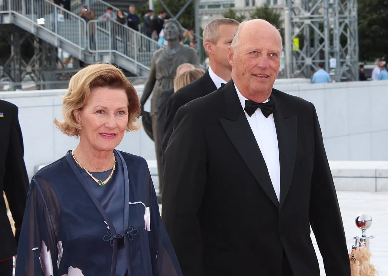 Kongen og Dronningen deltog i festpremieren på den nye film om Kon-Tiki på Operaen i Oslo. Billedet viser dem ved en officiel begivenhed i forbindelse med filmarrangementet.