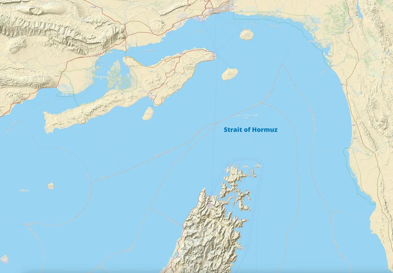 Topografisk kort over Hormuzstrædet med geografiske detaljer. Billedet viser området som et oversigtskort med terræninformation.
