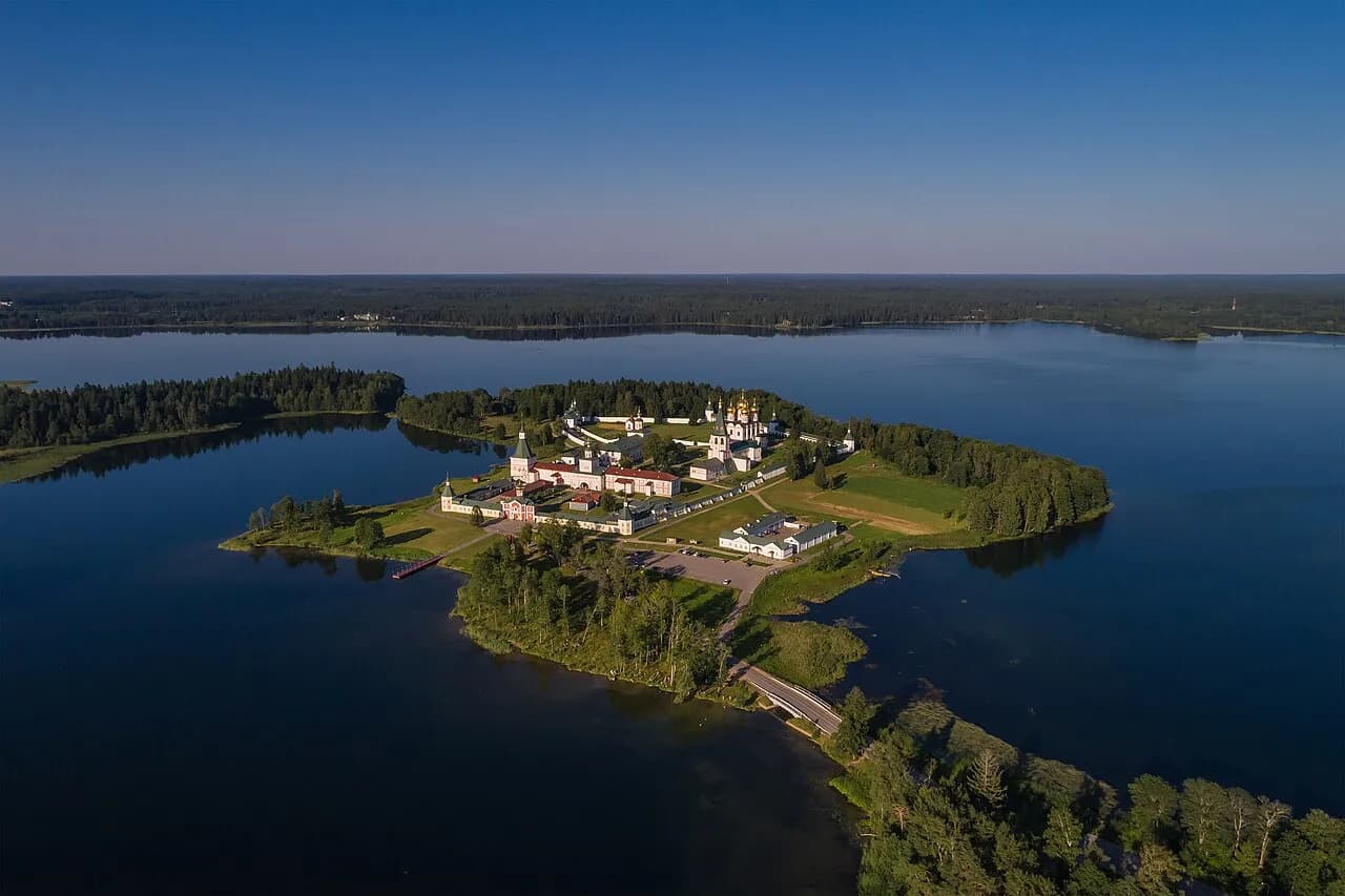 Et luftfoto viser Iversky-klostret i Valdai i Novgorod oblast, Rusland. Billedet giver et overblik over klostrets placering og omgivelser.