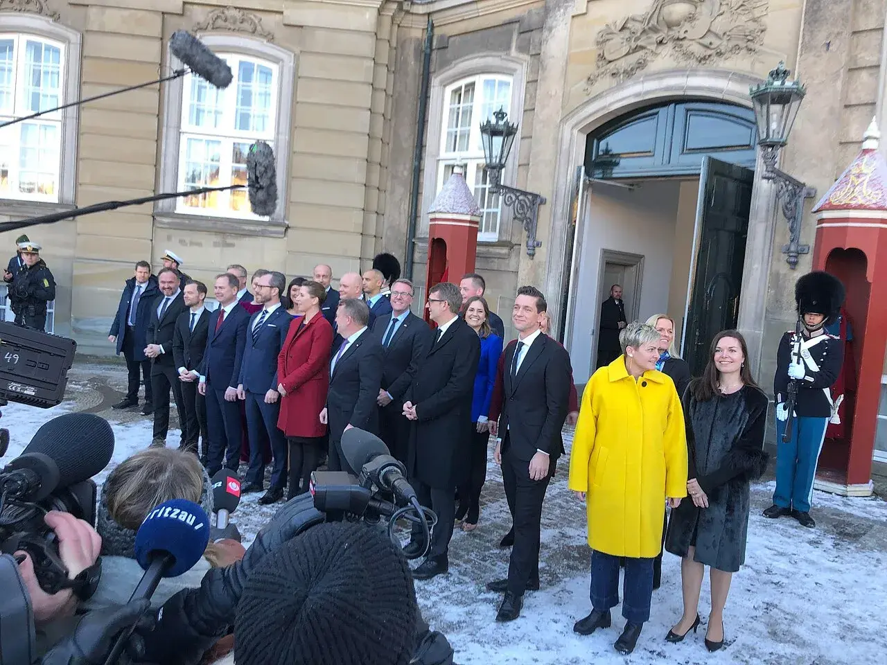 Statsminister Mette Frederiksen præsenterer ministrene i sin SVM-regering foran Christian XI’s palæ på Amalienborg Slotsplads. Billedet kan bruges i artikler om regeringsdannelse og dansk politik.
