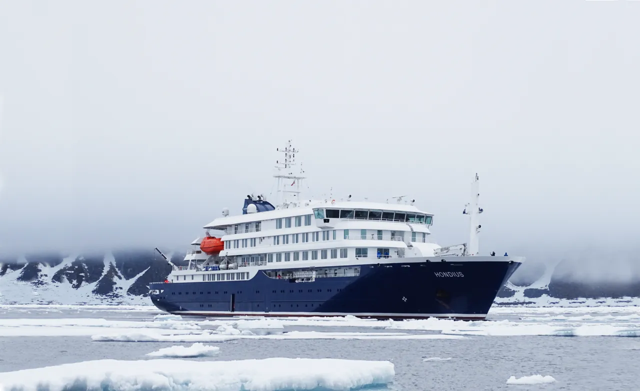 MV Hondius er et polar ekspeditionsskib, der kan bruges til rejser i arktiske og antarktiske farvande. Billedet viser skibet som en del af Oceanwide Expeditions’ flåde.