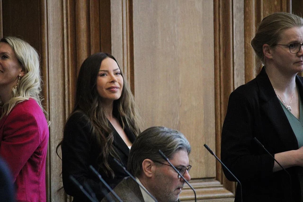 Nadja Natalie Isaksen ses i Folketingets sal på Christiansborg i København. Billedet fanger en officiel situation i forbindelse med arbejdet i Folketinget.
