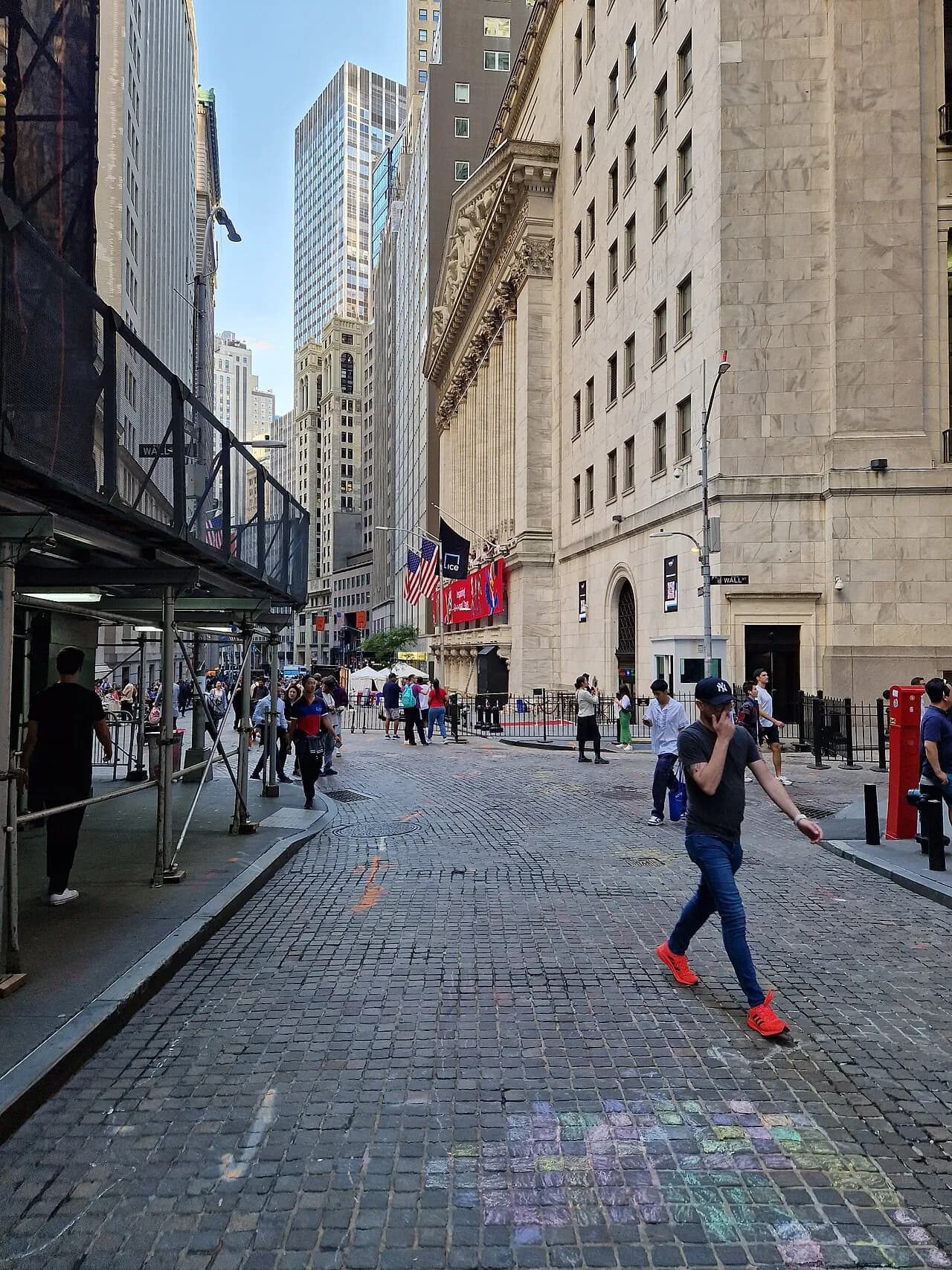 New York Stock Exchange-bygningen i Lower Manhattan. Billedet fremhæver bygningens historiske facade og rolle som finansielt vartegn.