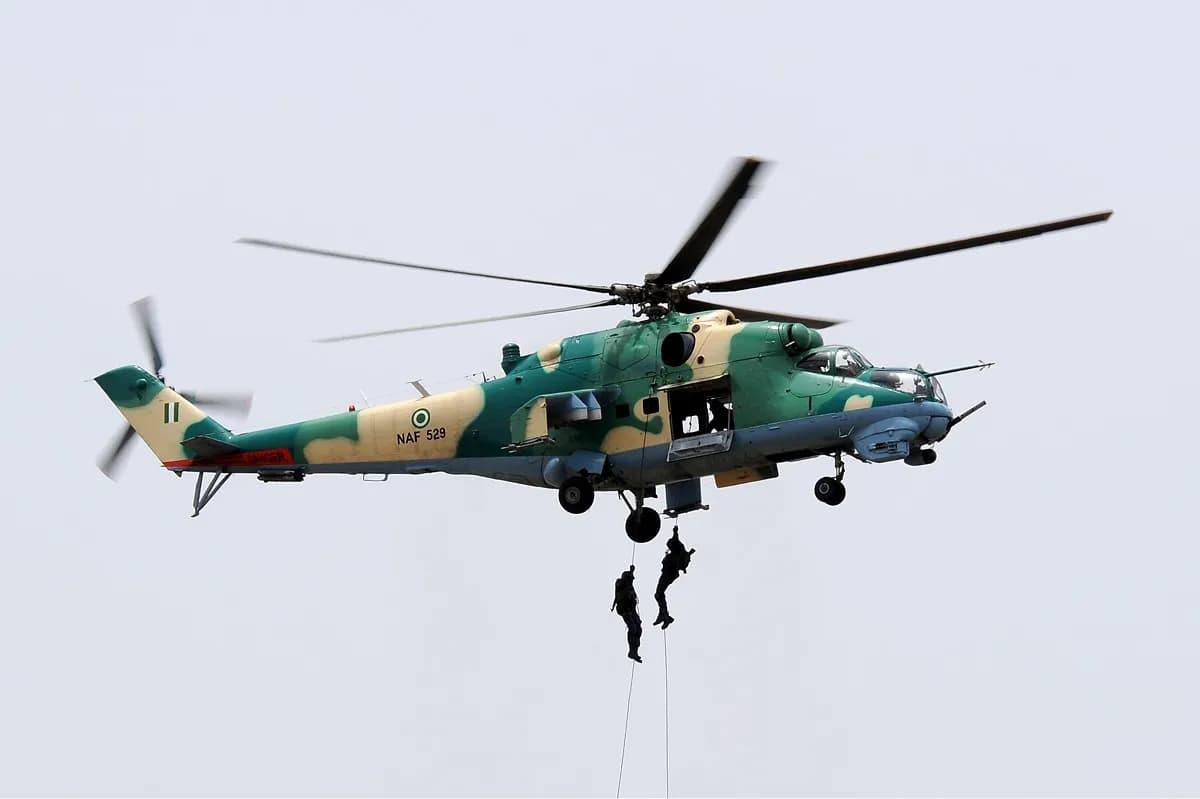 En Mil Mi-24V helikopter fra Nigerian Air Force fotograferet med fokus på dens militære rolle og operative tilstedeværelse. Billedet fremhæver helikopterens udformning og kontekst.