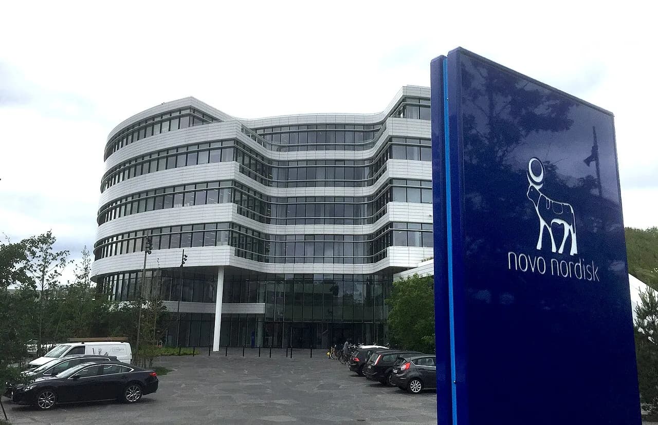 Novo Nordisks hovedkvarter i Bagsværd ses udefra som et tydeligt corporate vartegn. Billedet fremhæver virksomhedens tilstedeværelse i Danmark.