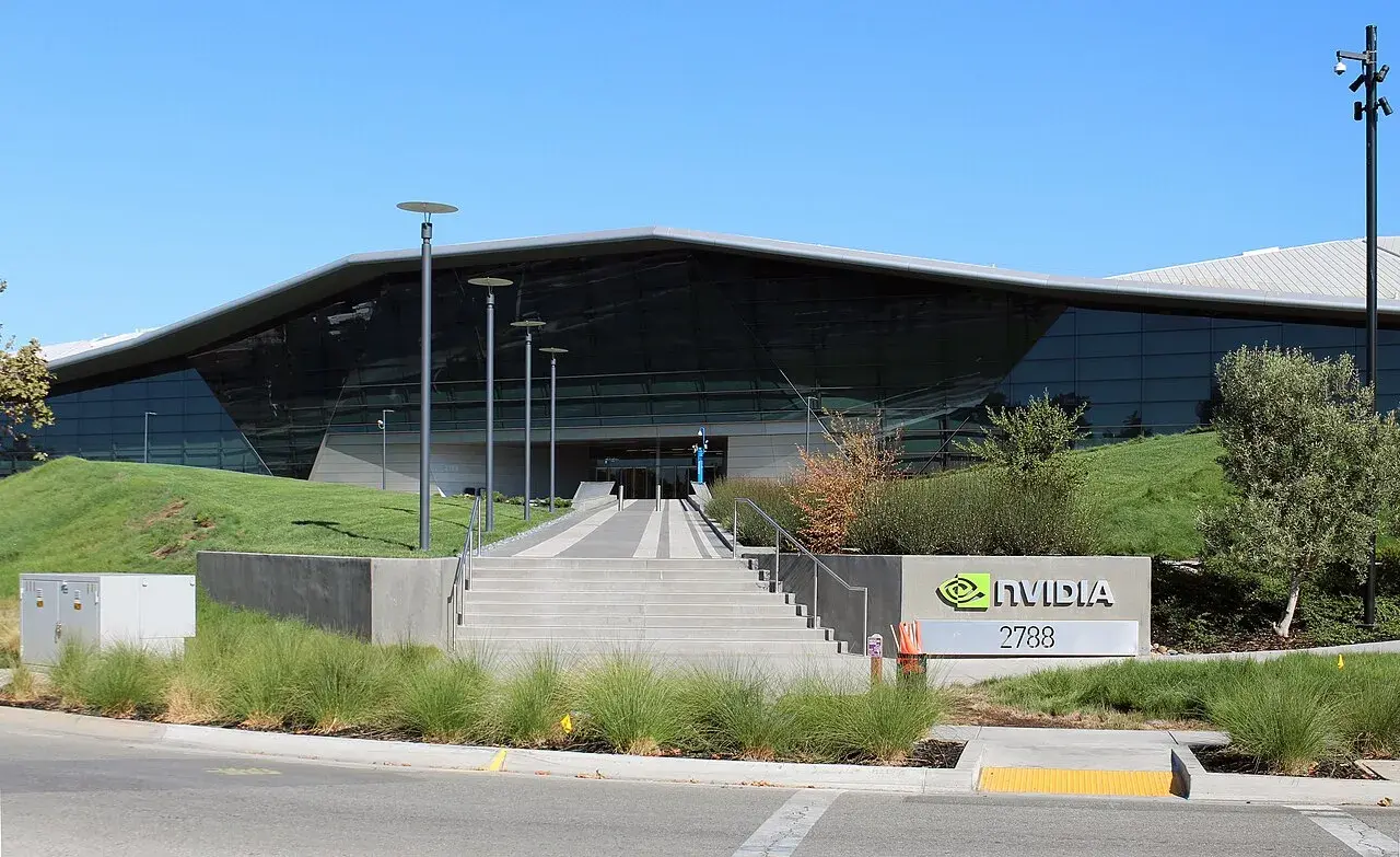 NVIDIA’s hovedkvarter i Santa Clara, Californien, fotograferet udefra. Billedet viser bygninger og facade.