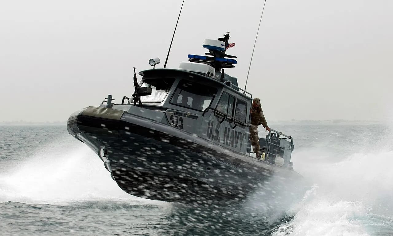 En port security patruljebåd opererer nær Kuwait Naval Base. Billedet viser maritime sikkerhedsoperationer i 5th Fleet-området.