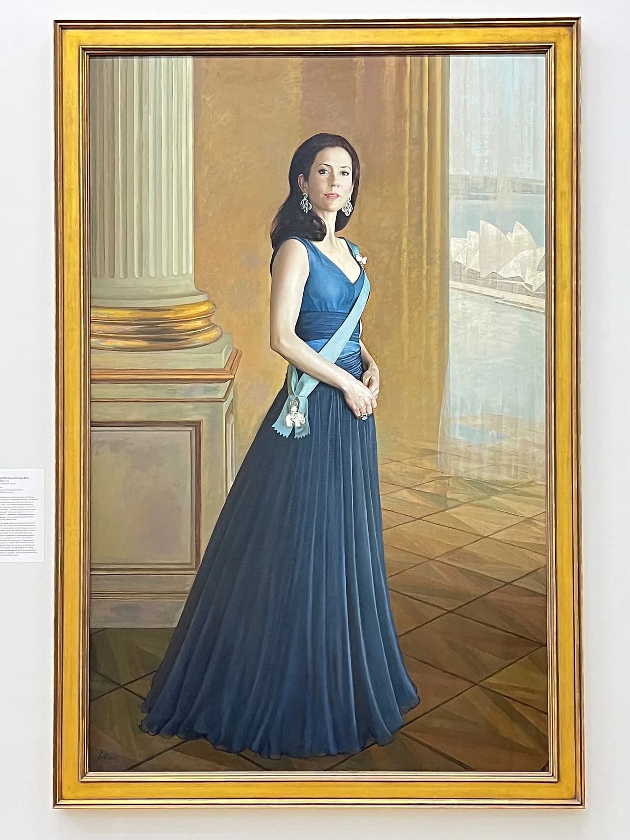 Et portræt af HRH Kronprinsesse Mary i forbindelse med et besøg på National Portrait Gallery i Canberra i 2022. Billedet er taget i en udstillings-/galleriramme.