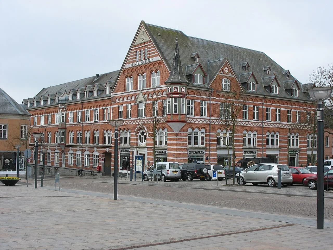 Et historisk bygningsmiljø i Ringsted, kendt som den gamle børs. Billedet viser facaden og bygningens karakteristiske arkitektur.