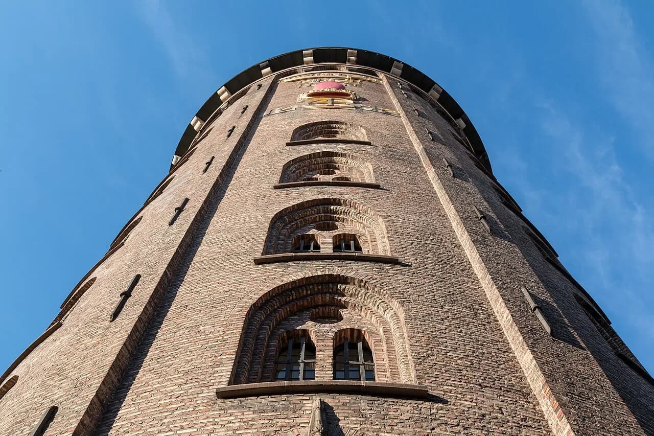 Foto af Rundetårn i København. Billedet viser monumentet med tydelige arkitektoniske detaljer.