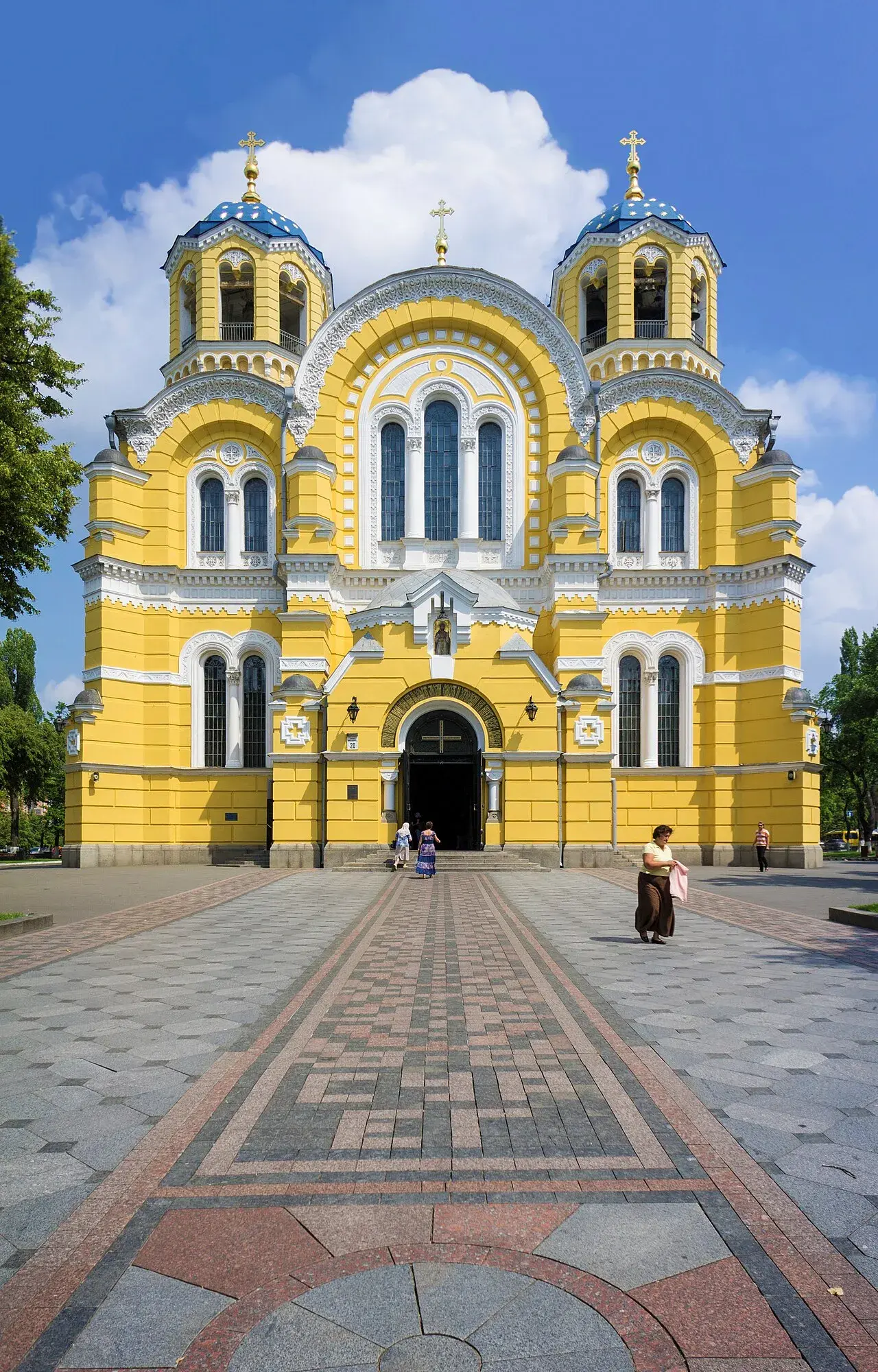 Sankt Volodymyr-katedralen i Kyiv fremstår som et markant bygningsmotiv. Billedet kan bruges til at illustrere byens historie og kultur.