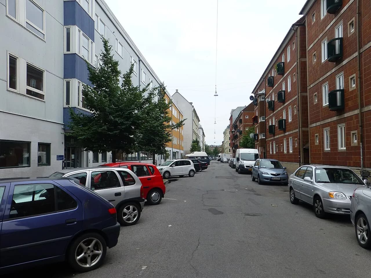 Et gadebillede fra Saxogade i Vesterbro i København. Scenen viser byens byrum og stemning i et typisk københavnsk kvarter.
