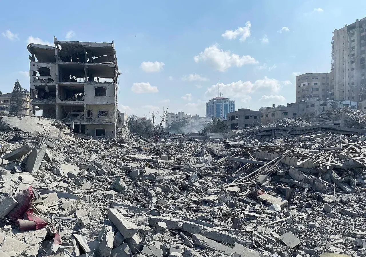 Skader på beboelsesbygninger i Rimal-kvarteret i Gaza City efter et israelsk luftangreb den 9. oktober 2023.