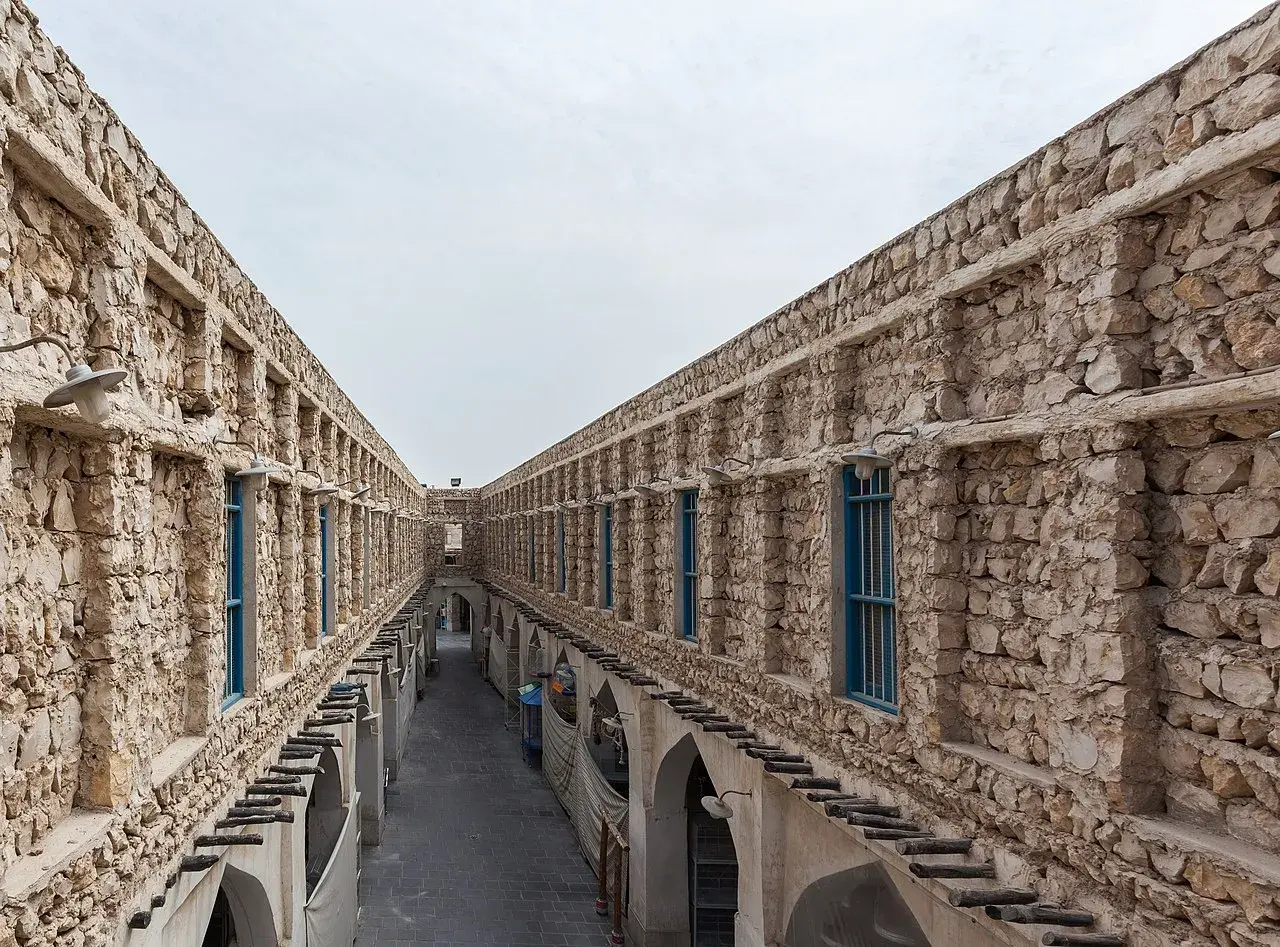 Et gadebillede fra Souq Waqif i Mushayrib-distriktet i Doha, Qatar. Souq’en er en historisk markedsplads, der i dag er kendt for butikker, restauranter og shisha-lounger.