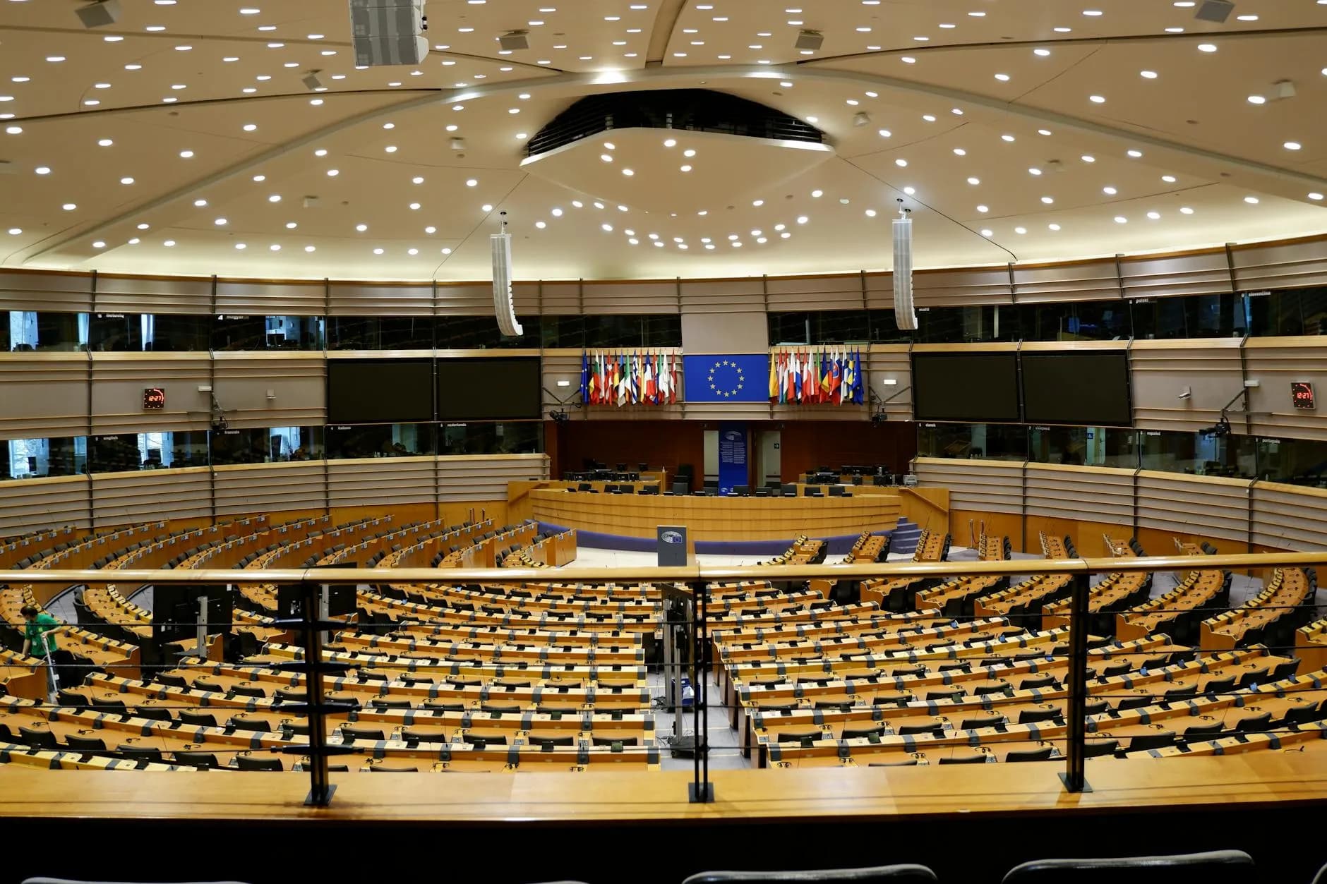Et tomt auditorium i Europa-Parlamentet i Bruxelles, Belgien. Billedet fremhæver rummets store arkitektur og den formelle stemning.