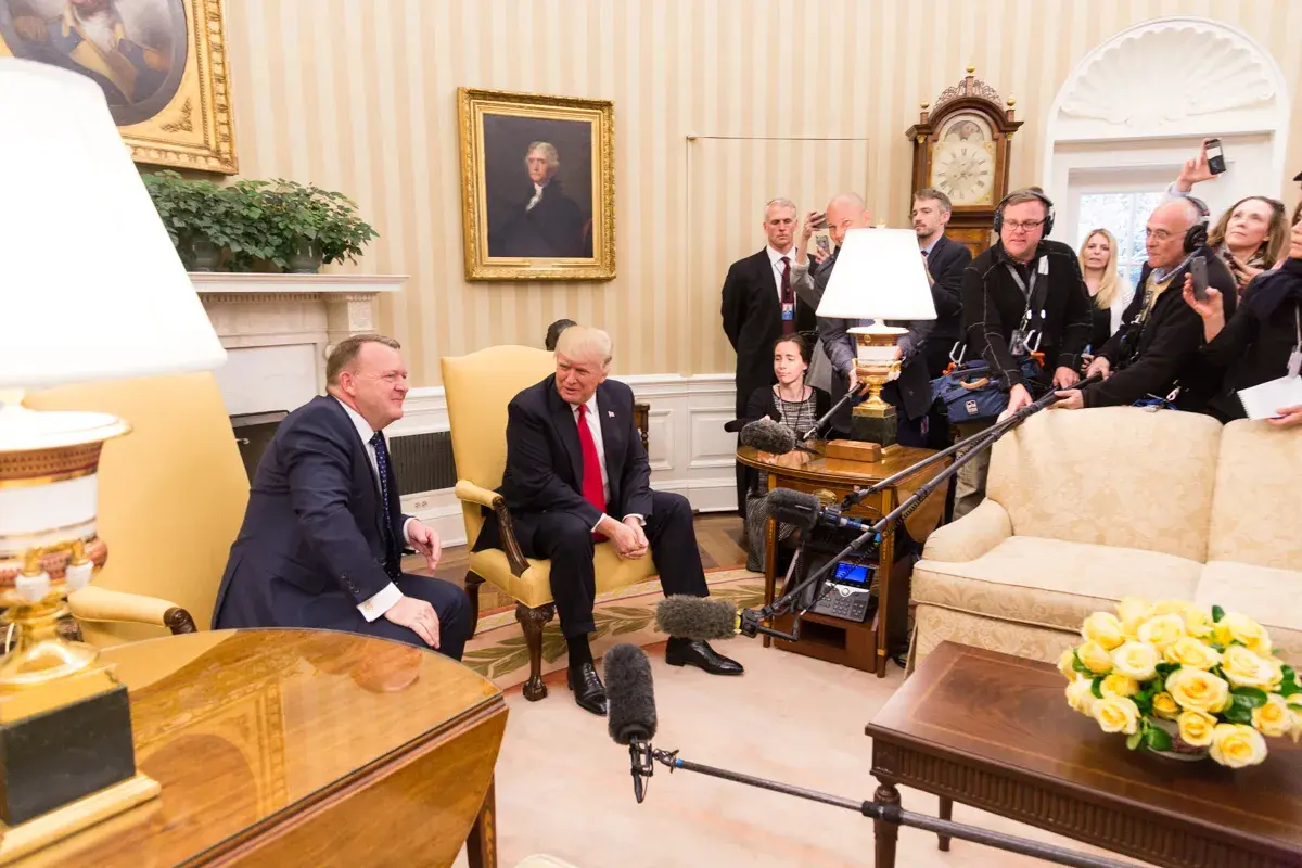 Præsident Donald Trump byder Danmarks statsminister Lars Løkke Rasmussen velkommen i Det Hvide Hus. Fotoet er taget i West Wing den 30. marts 2017.