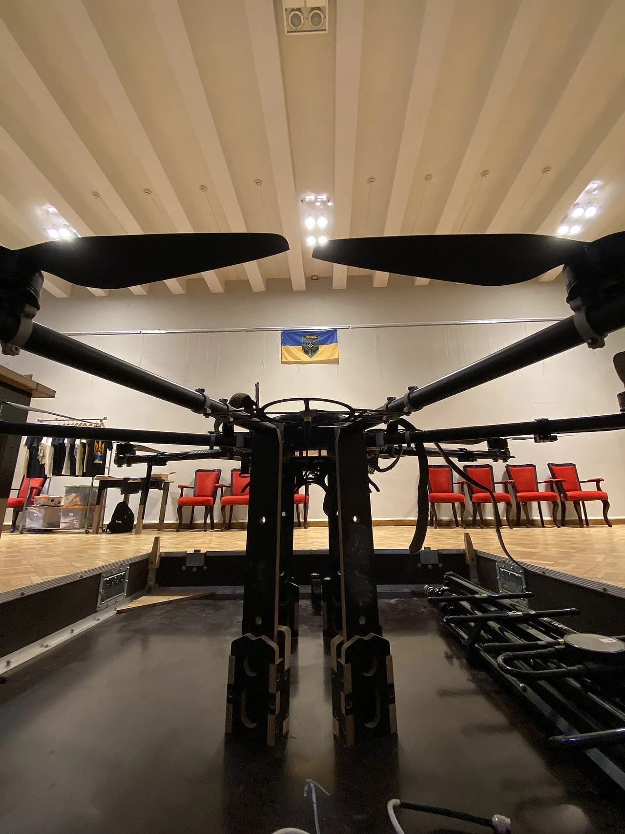 Den ukrainske drone R18 er vist på en udstilling i forbindelse med filmen "Sky Coordinator". Aerorozvidka er involveret i arrangementet, og et flag hænger i baggrunden.