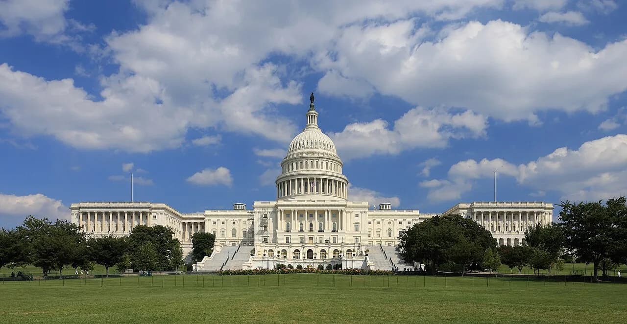 Udsigt over US Capitol-bygningen fra vest. Billedet viser bygningens ydre og omgivelser.