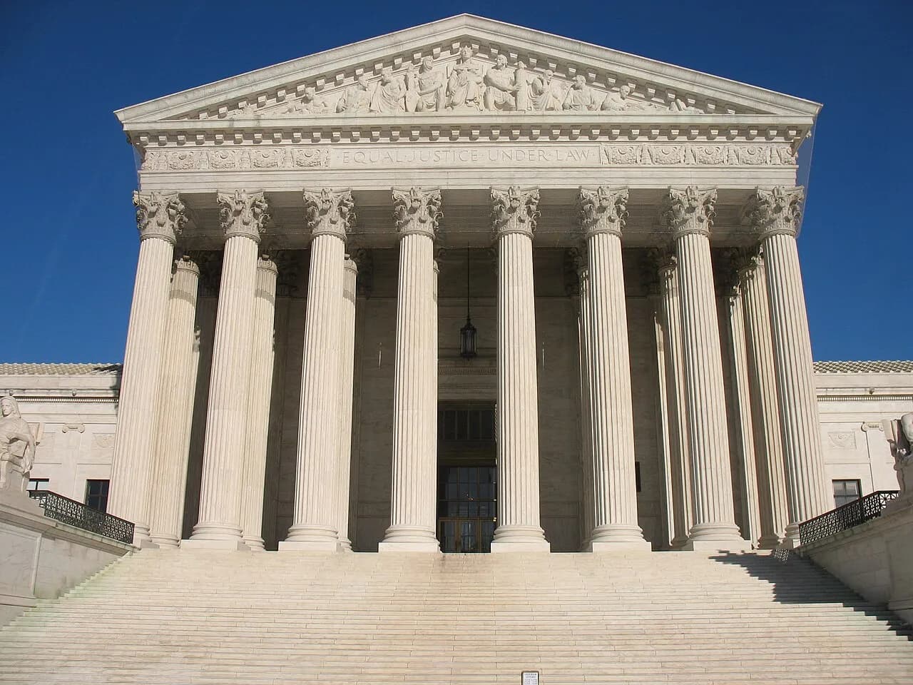Et foto af US Supreme Court i Washington, D.C. Billedet viser domstolens bygning som et centralt symbol på den amerikanske retsorden.