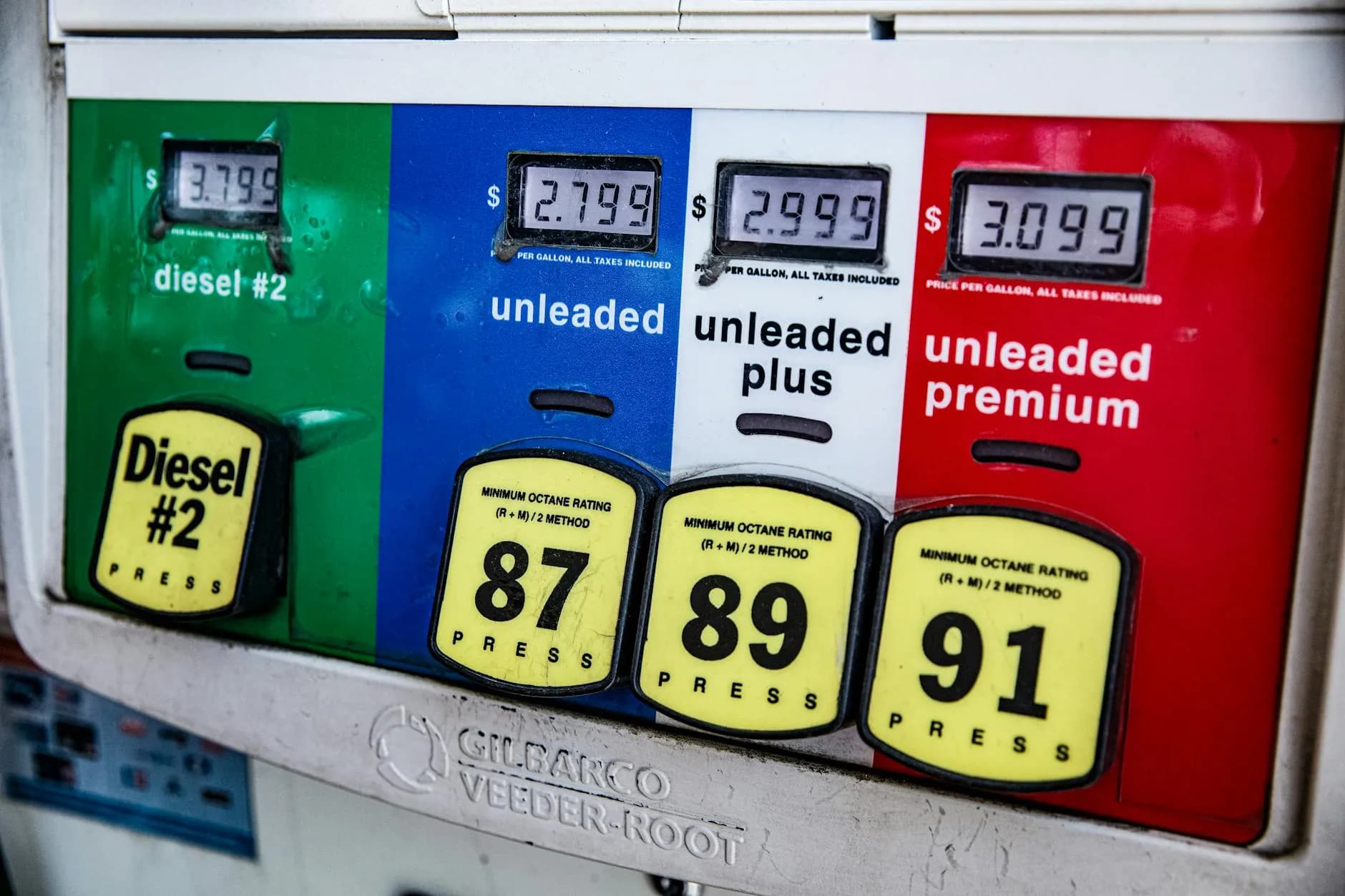 Et close-up af en vintage tankstation med synlige brændstofpriser og oktantal. Stemningen er tydeligt præget af bymiljøet i Los Angeles.