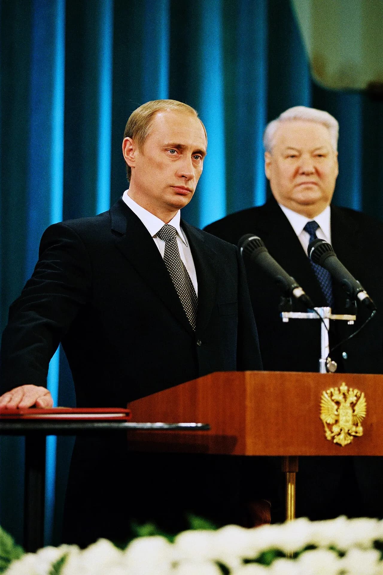 Vladimir Putin aflægger præsidenteden under sin indsættelse den 7. maj 2000. Ceremonien finder sted i St Andrew Hall i Grand Kremlin Palace.