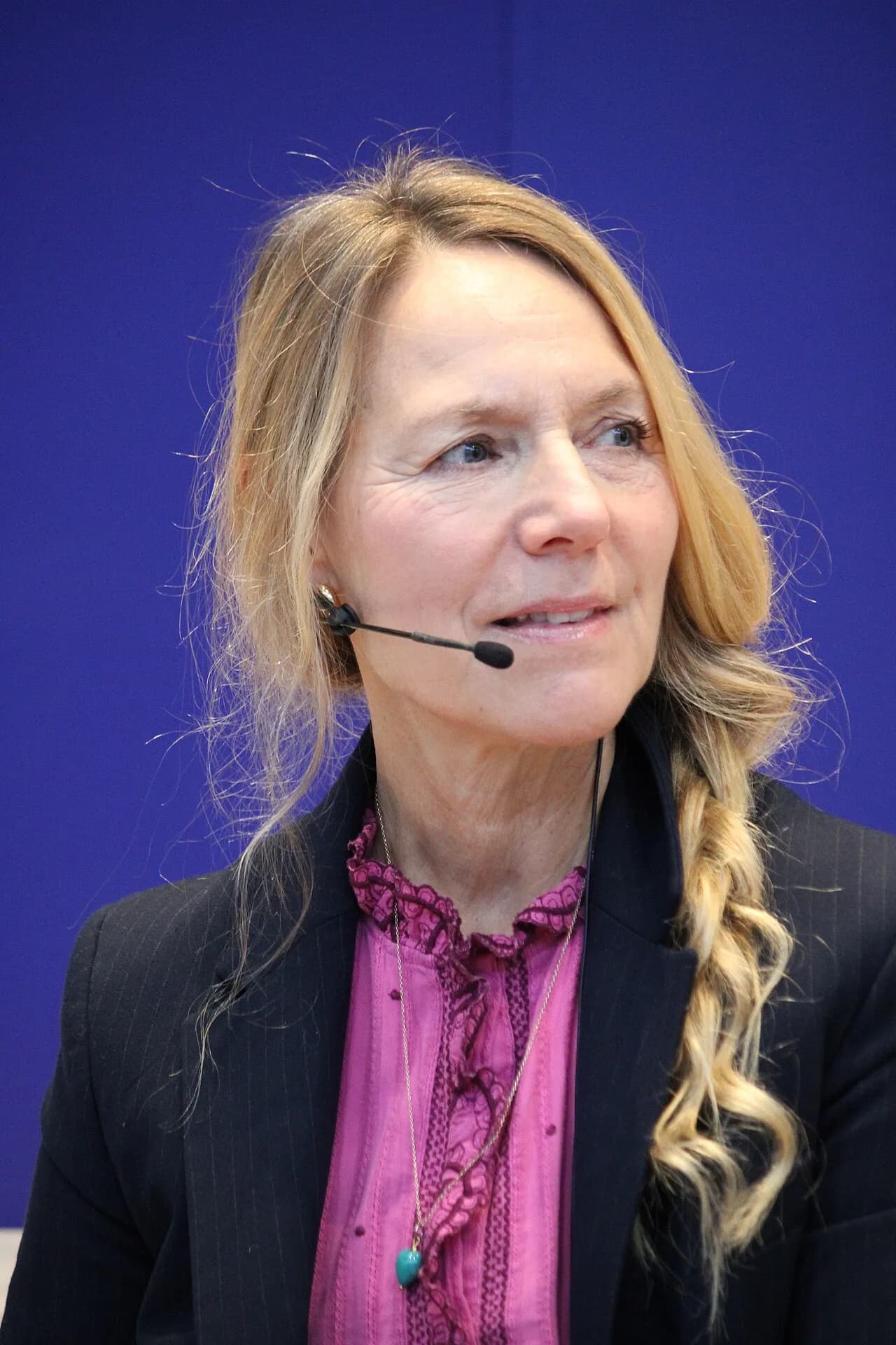 Alberte Winding taler med deltagere ved Bogforum 2025 på Bella Center i Ørestad, København. Fotoet viser hende i dialog med publikum under arrangementet.