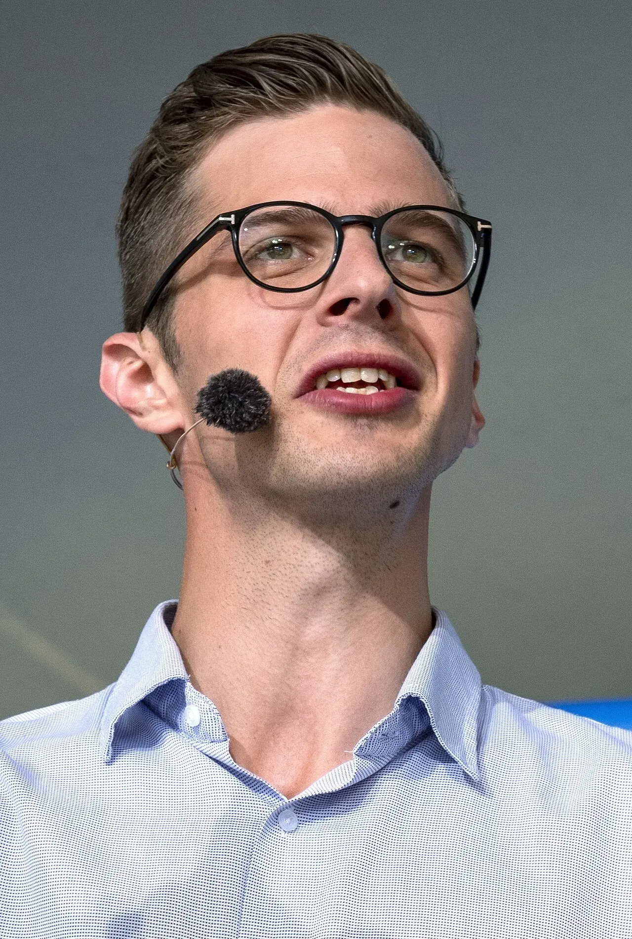 Alex Vanopslagh, partileder for Liberal Alliance, taler på hovedscenen under Folkemødet i Allinge på Bornholm. Fotoet er taget under en politisk begivenhed på Cirkuspladsen.