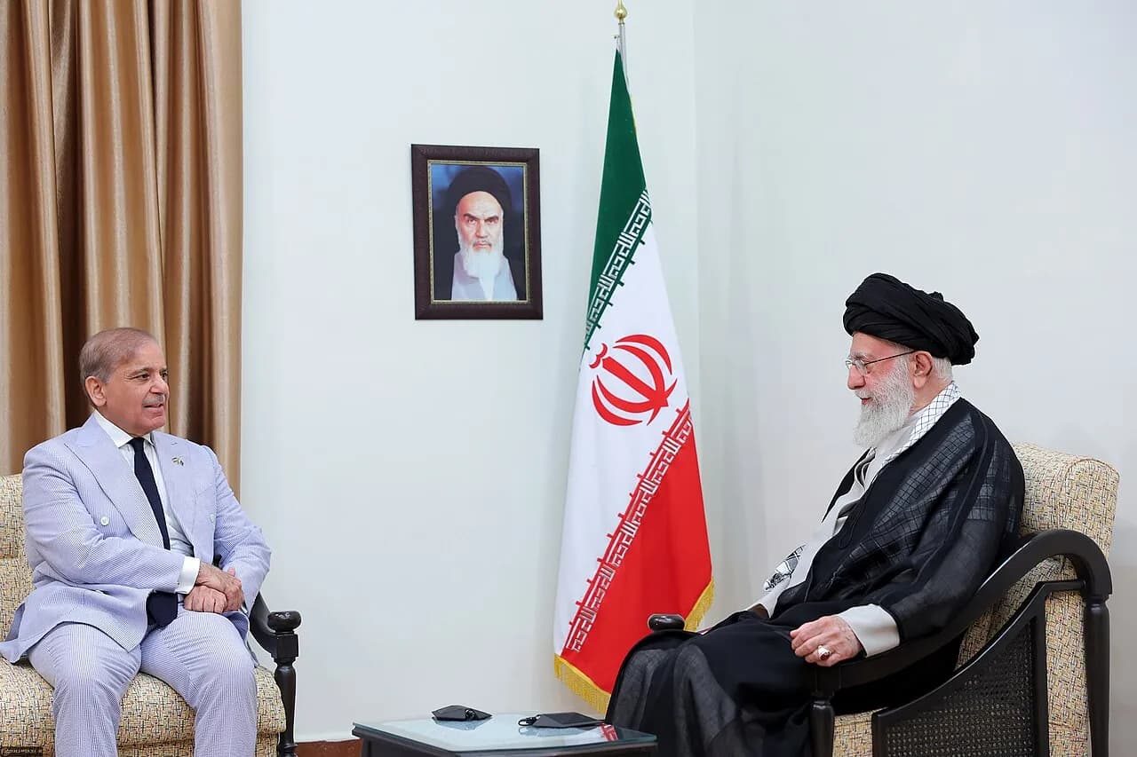 Pakistans premierminister Shehbaz Sharif og hans delegation mødes med Ayatollah Ali Khamenei, Irans øverste leder. Billedet er fra mandagens møde.