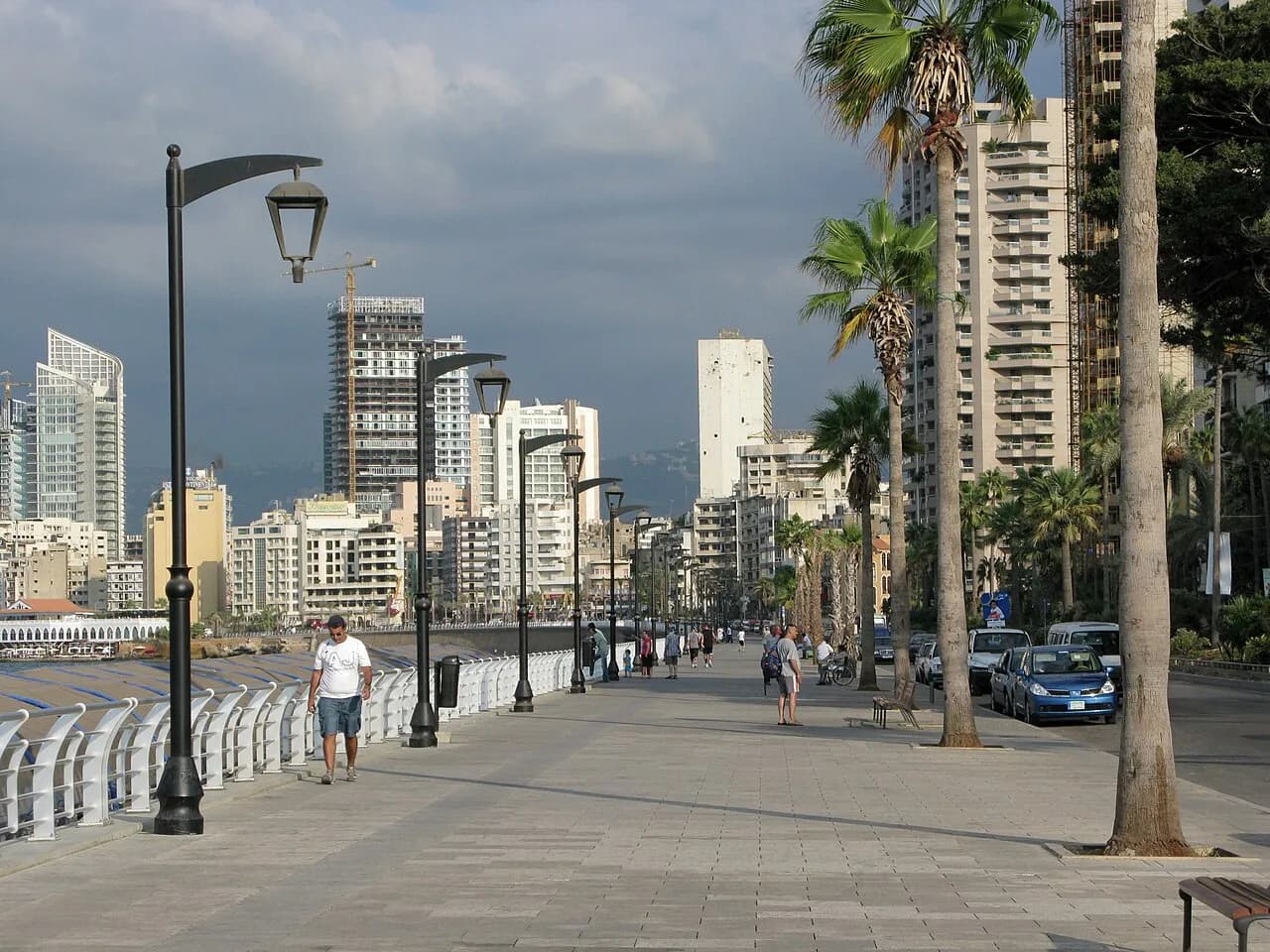 En gåtur langs Beirut Corniche med udsigt over kysten og Middelhavet. Billedet indfanger stemningen på byens populære promenade ved havnefronten.