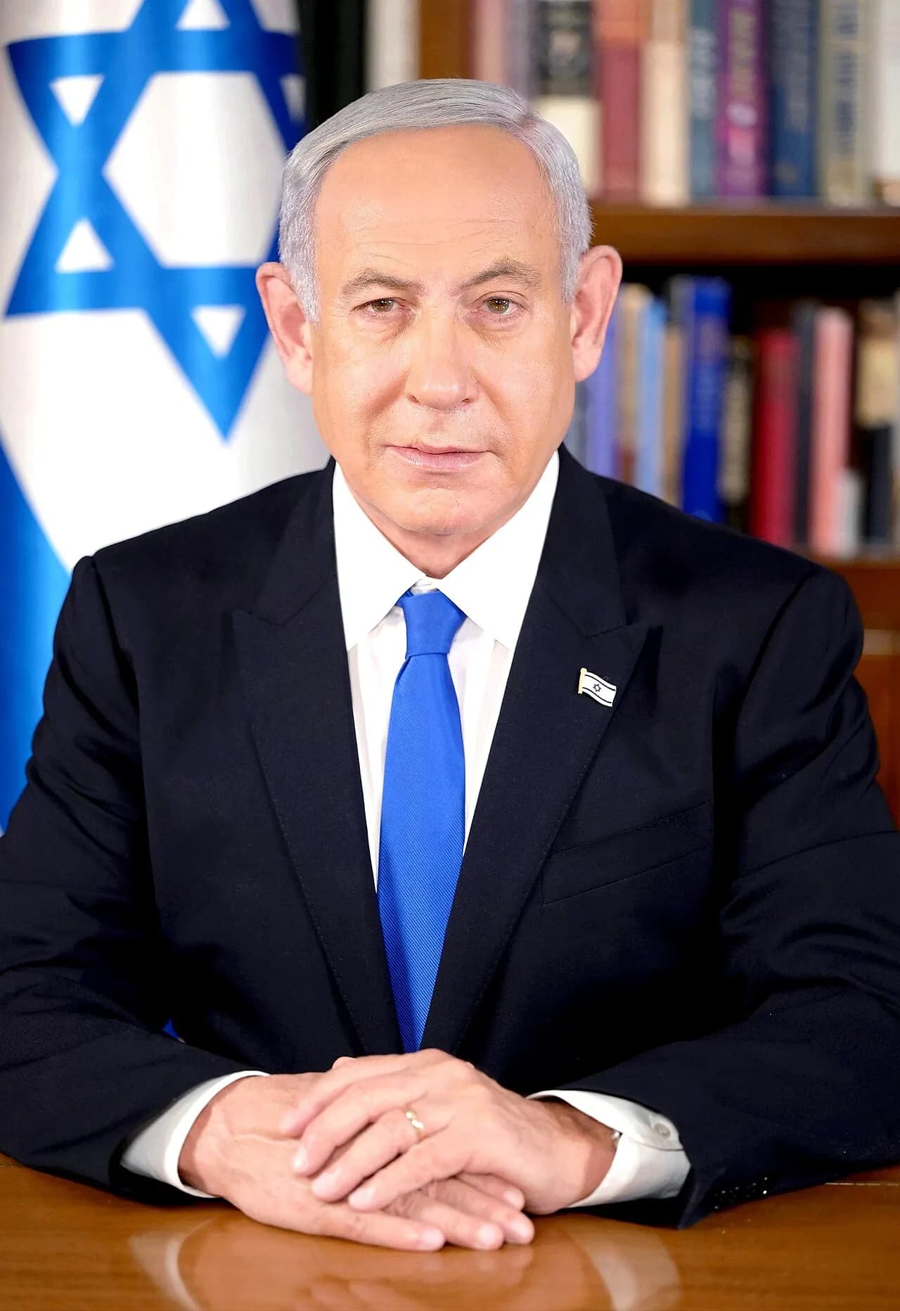 Benjamin Netanyahu ses i et formelt, officielt regeringsportræt fra februar 2023.