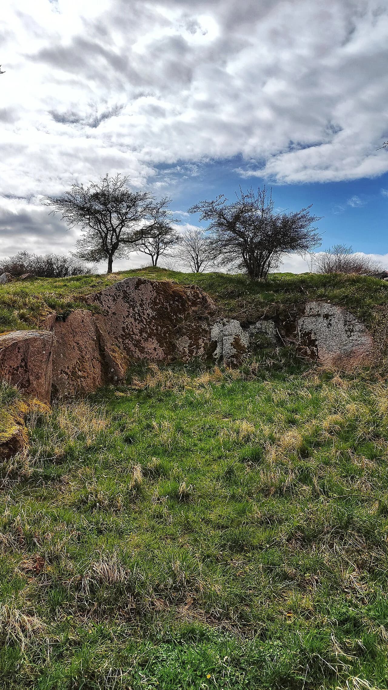 En gammel stenbrud på Bornholm, hvor man kan se, hvordan stenene blev udvundet i oldtiden.