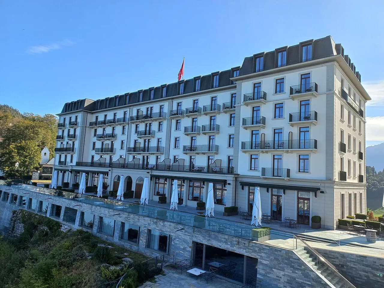 Buergenstock resort-komplekset, her med Hotel Palace, beliggende ved Lucerne-søen i Schweiz. Billedet viser en del af hotellets arkitektur og omgivelser i Nidwalden.
