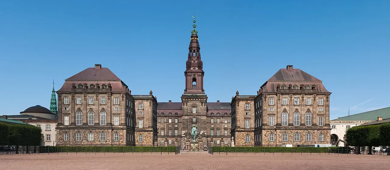 Christiansborg Slot på Slotsholmen i København. Bygningen er et centralt politisk vartegn og rummer blandt andet Folketinget.