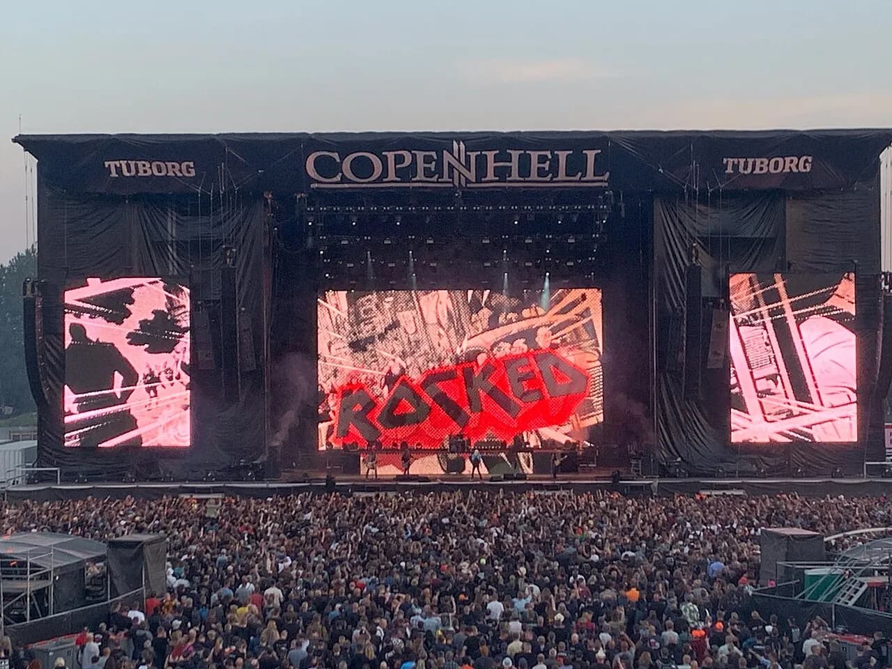 Def Leppard optræder på Copenhells hovedscene under festivalen i 2023. Stemningen er høj med bandet i fokus på scenen.