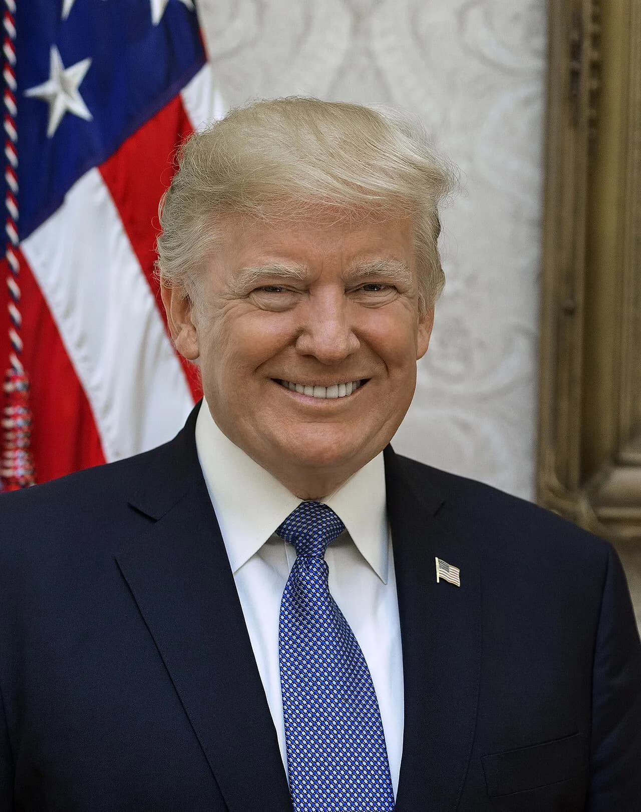 Præsident Donald Trump poserer til sit officielle portræt i Det Hvide Hus i Washington, D.C. den 6. oktober 2017. Fotoet er taget af Shealah Craighead.