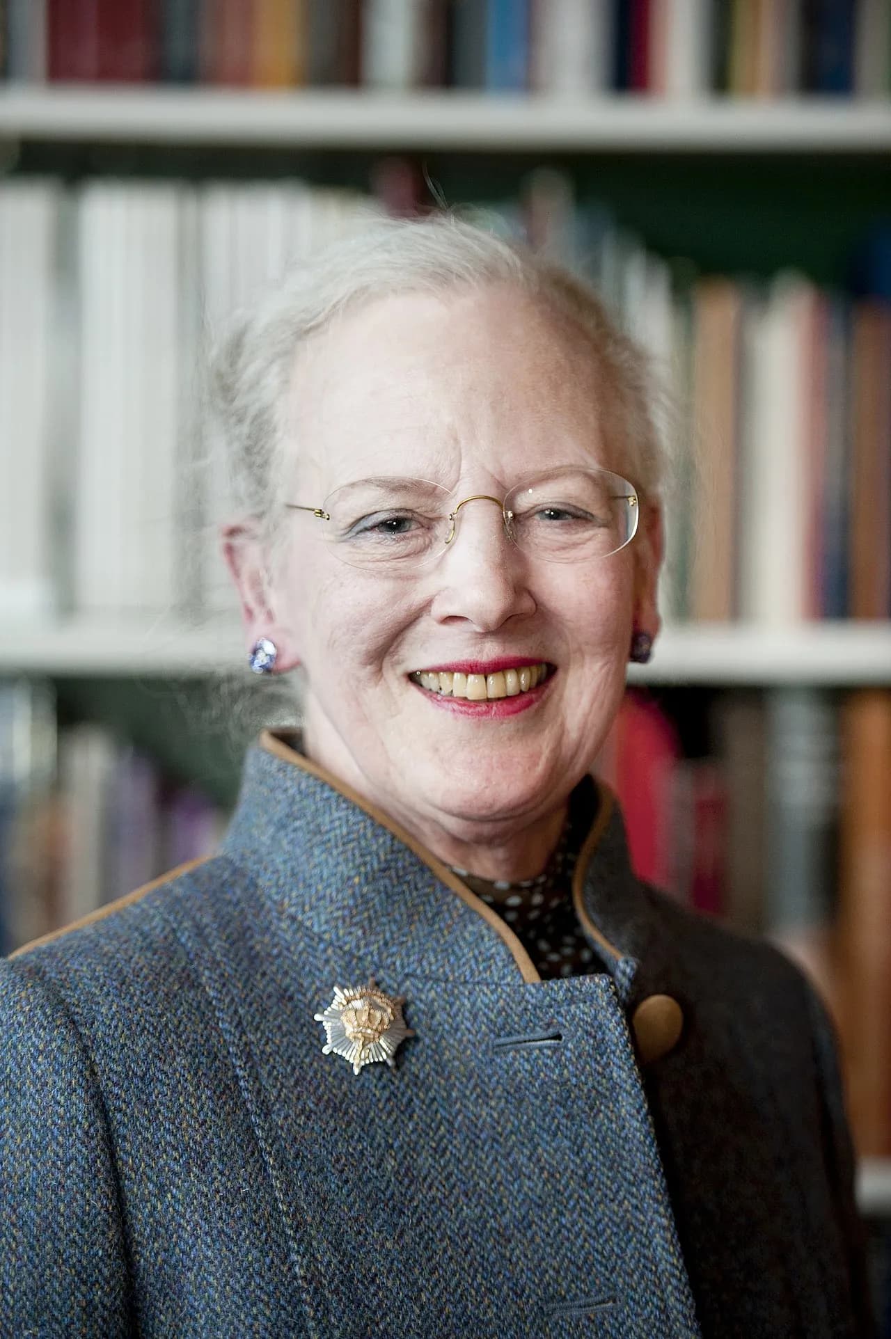Dronning Margrethe af Danmark fotograferet i et portræt. Billedet viser dronningen i en officiel sammenhæng.