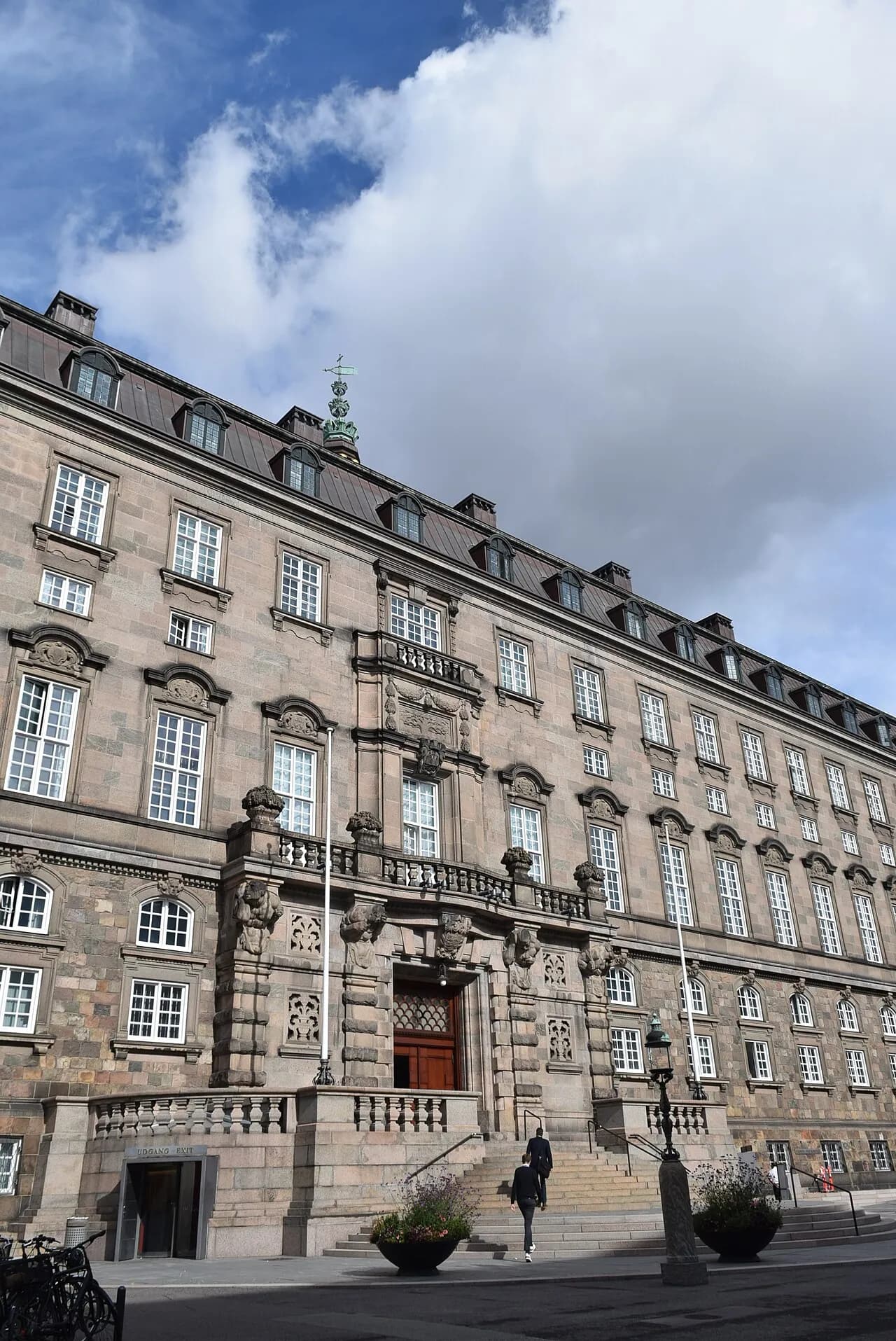 Kong Frederik X og Dronning Mary på statsbesøg i Sverige. De ankommer med Den Kongelige Orden af Vasa over Salt Lake og går i land på Logård Trappen ved Stockholms Slot.